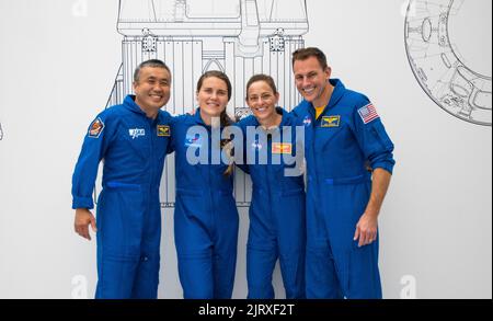 Portrait de groupe des membres de la mission de l'équipage NASAs SpaceX-5, de gauche à droite, Koichi Wakata, de JAXA (Agence japonaise d'exploration aérospatiale), du cosmonaute de Roscosmos Anna Kikina, et des astronautes de la NASA Nicole Mann et Josh Cassada, emmenés à l'installation SpaceX du Centre spatial John F. Kennedy en Floride sur 16 juin 2022. L'équipage se lève à bord du vaisseau spatial SpaceXs Crew Dragon – au sommet de la fusée companys Falcon 9 – du complexe de lancement 39A de la NASA Kennedy Space Centers en Floride. Cela marque la cinquième mission de rotation de l'équipage du système de transport spatial humain de companys, et son sixième vol avec AS Banque D'Images