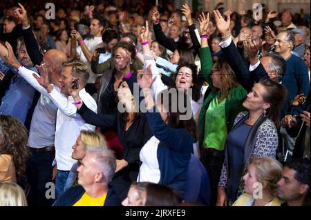 Amsterdam, pays-Bas. 26th août 2022. 2022-08-26 21:20:53 AMSTERDAM - audience à la représentation de Willeke Alberti au coup d'envoi de l'Uitmarkt sur le Museumplein. Cela ouvre la saison culturelle. ANP EVERT ELZINGA pays-bas - belgique OUT crédit: ANP/Alay Live News Banque D'Images