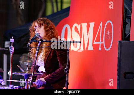 Brisbane, Australie. 26th août 2022. Kate Ceberano et son groupe de soutien se sont performances lors de la fête de rue anniversaire 40th du Queen Street Mall à Brisbane. Célébration du 40th anniversaire de l'emblématique centre commercial Queen Street Mall de Brisbane, visite de Brisbane, une soirée de fêtes de rue comprenant de la musique live et une piste de mode organisée par le centre commercial Queen Street Mall et le conseil municipal de Brisbane. Crédit : SOPA Images Limited/Alamy Live News Banque D'Images