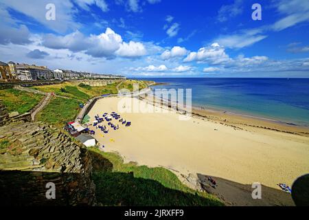 King Edwards Bay Tynemouth se prélassant dans le soleil avec Rileys Fish Shack et ses clients à marée basse bleu ciel cumulus et plage propre Banque D'Images