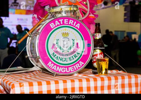 Tambour de l'école de samba Mangueira à Rio de Janeiro, Brésil - 15 janvier 2017 : tambour de l'école de samba de Mangueira. Banque D'Images