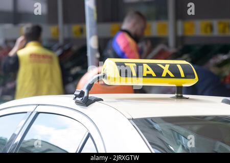 Gros plan du panneau « TAXI » sur le dessus du taxi Banque D'Images