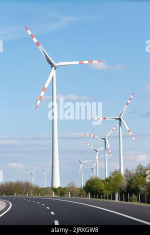 Éoliennes éoliennes à proximité de l'autoroute Ost Autobahn A4. Banque D'Images