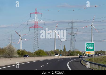 Éoliennes et lignes électriques à côté de l'autoroute Ost Autobahn A4. Banque D'Images