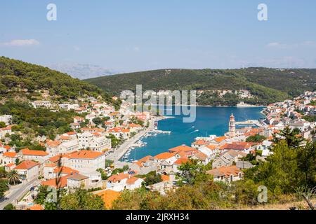 Une vue spectaculaire sur la ville de Pucisca située sur la côte nord de l'île de Brac en Croatie. Parfait pour un arrière-plan. Banque D'Images