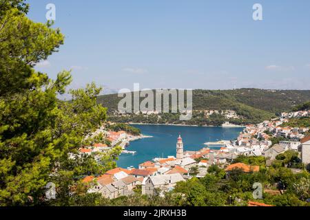 Une vue spectaculaire sur la ville de Pucisca située sur la côte nord de l'île de Brac en Croatie. Banque D'Images