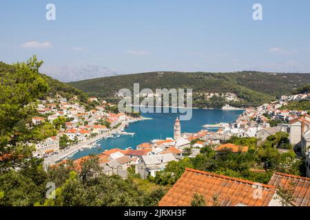 Une vue spectaculaire sur la ville de Pucisca située sur la côte nord de l'île de Brac en Croatie. Banque D'Images