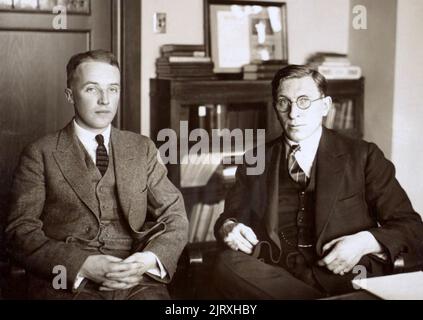 FREDERICK BANTING (1891-1941) chercheur médical canadien vers 1924 à droite avec co-découvreur de l'insuline Charles Best vers 1925 Banque D'Images