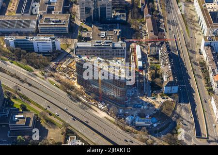 Vue aérienne, chantier de construction et nouvelle tour de bureau triangulaire Eclipse à côté de l'hôtel Hilton à Kennedydamm dans le quartier de Golzheim in Banque D'Images