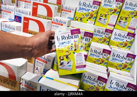 Dictionnaires le Robert junior dans un magasin Banque D'Images