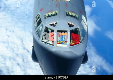 Un avion de la Force aérienne des États-Unis B-52H Stratoforteresse affecté à la 5th Bomb Wing, base aérienne de Minot, N.D., traverse l'océan Atlantique lors d'une mission de la Force opérationnelle d'bombardier, le 18 août 2022. Les missions de BTF offrent une occasion unique d'améliorer la préparation combinée, de promouvoir l'interopérabilité et de démontrer la projection de la puissance mondiale aux côtés de nos alliés européens. (É.-U. Photo de la Force aérienne par le sergent d'état-major. Nicholas Swift) Banque D'Images