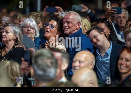 Amsterdam, pays-Bas. 26th août 2022. 2022-08-26 21:20:08 AMSTERDAM - audience à la représentation de Willeke Alberti au coup d'envoi de l'Uitmarkt sur le Museumplein. Cela ouvre la saison culturelle. ANP EVERT ELZINGA pays-bas - belgique OUT crédit: ANP/Alay Live News Banque D'Images