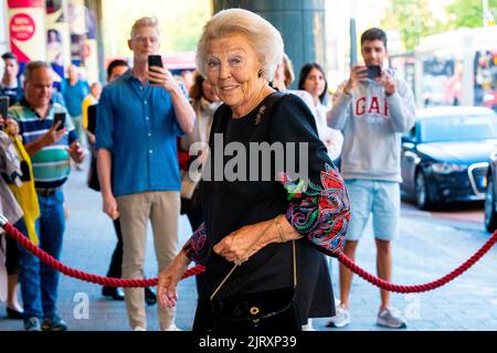 Amsterdam, Niederlande. 26th août 2022. La princesse Beatrix des pays-Bas arrive au Koninklijk Concertgebouw d'Amsterdam, sur 26 août 2022, pour assister au concert de l'Orchestre de la Jeunesse de l'Union européenne, c'est la 30th fois que l'orchestre se produit au Concertgebouw avec des membres de toute l'Union européenne, Princesse Beatrix est l'orchestre patroness Credit: Albert Nieboer/pays-Bas OUT/point de vue OUT/dpa/Alamy Live News Banque D'Images