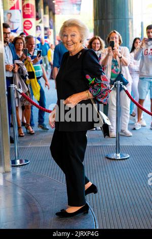 Amsterdam, Niederlande. 26th août 2022. La princesse Beatrix des pays-Bas arrive au Koninklijk Concertgebouw d'Amsterdam, sur 26 août 2022, pour assister au concert de l'Orchestre de la Jeunesse de l'Union européenne, c'est la 30th fois que l'orchestre se produit au Concertgebouw avec des membres de toute l'Union européenne, Princesse Beatrix est l'orchestre patroness Credit: Albert Nieboer/pays-Bas OUT/point de vue OUT/dpa/Alamy Live News Banque D'Images