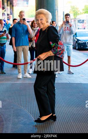 Amsterdam, Niederlande. 26th août 2022. La princesse Beatrix des pays-Bas arrive au Koninklijk Concertgebouw d'Amsterdam, sur 26 août 2022, pour assister au concert de l'Orchestre de la Jeunesse de l'Union européenne, c'est la 30th fois que l'orchestre se produit au Concertgebouw avec des membres de toute l'Union européenne, Princesse Beatrix est l'orchestre patroness Credit: Albert Nieboer/pays-Bas OUT/point de vue OUT/dpa/Alamy Live News Banque D'Images