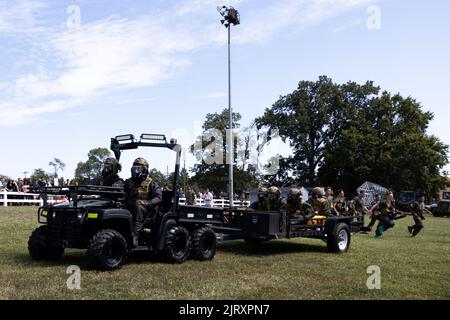 Les marins américains et les marins de la Force de réaction chimique biologique aux incidents (CBIRF) participent à l’événement de la Journée de la famille de la CBIRF à la base de soutien naval Indian Head, Maryland, 19 août 2022. L’événement a consisté à faire venir les familles et les amis du membre du service pour se nourrir, jouer et assister à une démonstration en direct. (É.-U. Photo du corps marin par lance Cpl. Angel Ponce) Banque D'Images