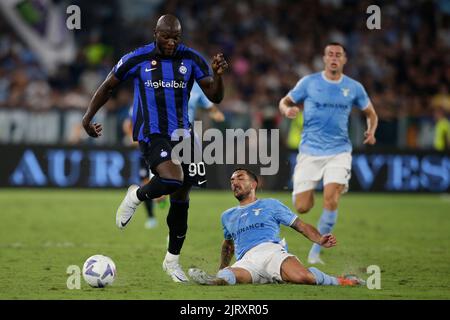 InterÕs avant Romelu Lukaku défis pour le ballon avec LazioÕs milieu de terrain italien Danilo Cataldi pendant la série Un match de football entre SS Lazio et Inter. SS Lazio a gagné 3-1 Banque D'Images