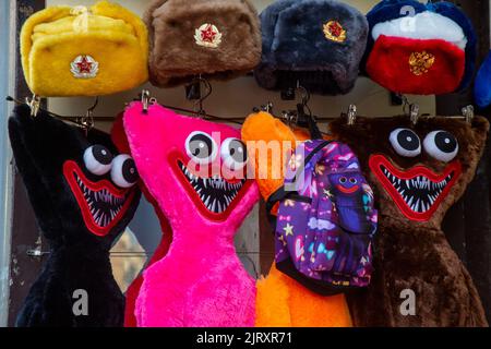 Moscou, Russie. 26th août 2022. Des jouets Huggy Wuggy sur un comptoir dans une boutique de souvenirs de la rue Nikolaskaïa, dans le centre de Moscou, en Russie Banque D'Images