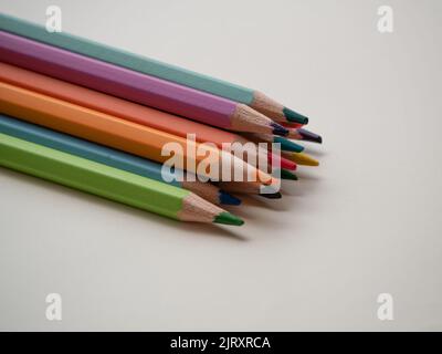 gros plan des crayons de couleur isolés sur fond blanc Banque D'Images