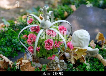 fleurs dans une couronne comme arrangement grave dans un cimetière Banque D'Images