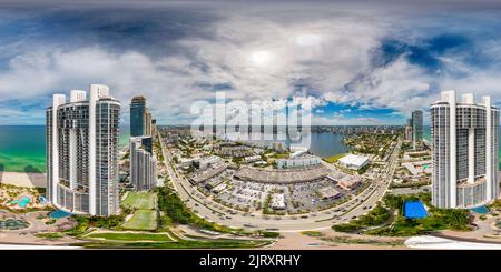 Vue panoramique à 360° de Sunny Isles Beach, FL, Etats-Unis - 23 août 2022: Photographie aérienne 360 Trump Towers Sunny Isles Beach FL