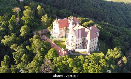 Château de Jezeri situé près de la mine de charbon en Bohême du Nord, château d'État Jezeři, République tchèque. Vue panoramique panoramique panoramique panoramique Banque D'Images