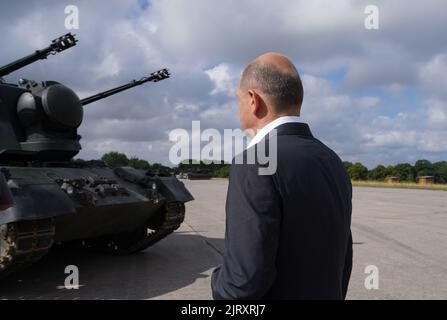 Putlos, Allemagne. 25th août 2022. Le chancelier allemand OLAF Scholz (SPD) visite le programme de formation des soldats ukrainiens sur le char à canon anti-avion Gepard et se tient devant un char Gepard. Scholz discutera avec les soldats ainsi qu'avec les formateurs industriels du fabricant Krauss-Maffei Wegmann dans la zone d'entraînement militaire de Putlos au Schleswig-Holstein. Credit: Marcus Brandt/dpa/Alay Live News Banque D'Images