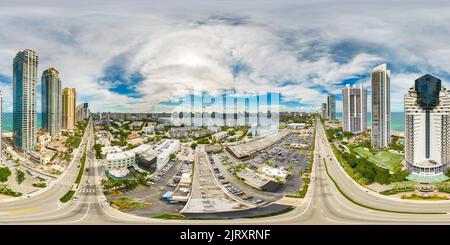 Vue panoramique à 360° de Sunny Isles Beach, FL, Etats-Unis - 23 août 2022: Centres commerciaux Sunny Isles Beach FL