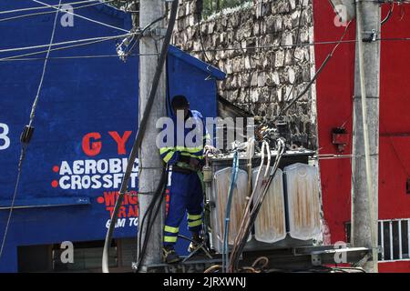 Nakuru, Kenya. 26th août 2022. Un technicien répare un transformateur électrique sur Kenyatta Lane, dans la ville de Nakuru. La semaine dernière, le gouvernement ougandais a commencé à importer de l'électricité du Kenya pour combler une pénurie d'électricité après que des inondations ont causé la fermeture de 183Megawatt 000 personnes au barrage hydroélectrique d'Isimba. Le barrage, mis en service en mars, a été financé en partie par la Banque Exim de Chine. (Photo de James Wakibia/SOPA Images/Sipa USA) crédit: SIPA USA/Alay Live News Banque D'Images