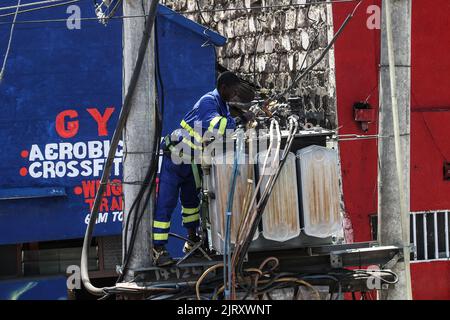 Nakuru, Kenya. 26th août 2022. Un technicien répare un transformateur électrique sur Kenyatta Lane, dans la ville de Nakuru. La semaine dernière, le gouvernement ougandais a commencé à importer de l'électricité du Kenya pour combler une pénurie d'électricité après que des inondations ont causé la fermeture de 183Megawatt 000 personnes au barrage hydroélectrique d'Isimba. Le barrage, mis en service en mars, a été financé en partie par la Banque Exim de Chine. (Photo de James Wakibia/SOPA Images/Sipa USA) crédit: SIPA USA/Alay Live News Banque D'Images