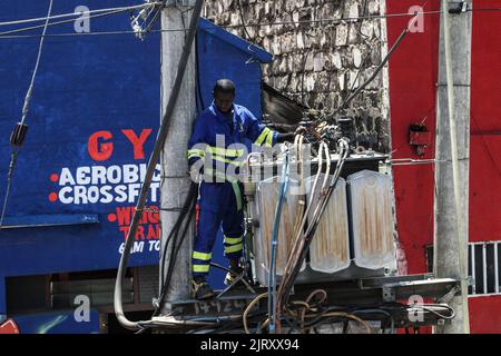 Nakuru, Vallée du Rift, Kenya. 26th août 2022. Un technicien répare un transformateur électrique sur Kenyatta Lane, dans la ville de Nakuru. La semaine dernière, le gouvernement ougandais a commencé à importer de l'électricité du Kenya pour combler une pénurie d'électricité après que des inondations ont causé la fermeture de 183Megawatt 000 personnes au barrage hydroélectrique d'Isimba. Le barrage, mis en service en mars, a été financé en partie par la Banque Exim de Chine. (Image de crédit : © James Wakibia/SOPA Images via ZUMA Press Wire) Banque D'Images