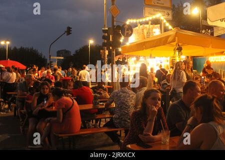 Francfort, Allemagne. 26th août 2022. Les gens visitent le Museumsuferfest à Francfort-sur-le-main, en Allemagne, le 26 août 2022. Francfort organise le Museumsuferfest pour célébrer son paysage culturel et muséal du 26 au 28 août. Sur les rives nord et sud du main, 25 musées gardent leurs portes ouvertes jusque tard dans la nuit. Outre les musées, de nombreux stands de restauration, sculptures, peintures et installations seront exposés sur la rive. Credit: Shan Weiyi/Xinhua/Alay Live News Banque D'Images