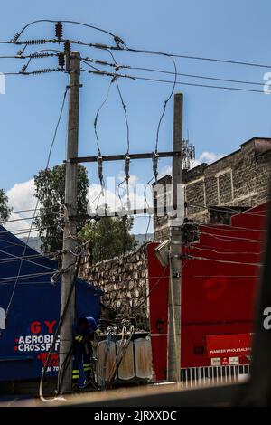 Nakuru, Vallée du Rift, Kenya. 26th août 2022. Un technicien répare un transformateur électrique sur Kenyatta Lane, dans la ville de Nakuru. La semaine dernière, le gouvernement ougandais a commencé à importer de l'électricité du Kenya pour combler une pénurie d'électricité après que des inondations ont causé la fermeture de 183Megawatt 000 personnes au barrage hydroélectrique d'Isimba. Le barrage, mis en service en mars, a été financé en partie par la Banque Exim de Chine. (Image de crédit : © James Wakibia/SOPA Images via ZUMA Press Wire) Banque D'Images