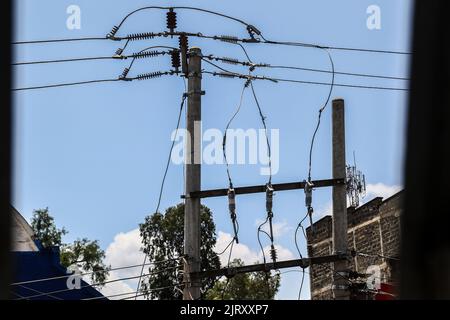 Nakuru, Vallée du Rift, Kenya. 26th août 2022. Poteaux en béton transportant des câbles électriques sur Kenyatta Lane dans la ville de Nakuru. La semaine dernière, le gouvernement ougandais a commencé à importer de l'électricité du Kenya pour combler une pénurie d'électricité après que des inondations ont causé la fermeture de 183Megawatt 000 personnes au barrage hydroélectrique d'Isimba. Le barrage, mis en service en mars, a été financé en partie par la Banque Exim de Chine. (Image de crédit : © James Wakibia/SOPA Images via ZUMA Press Wire) Banque D'Images