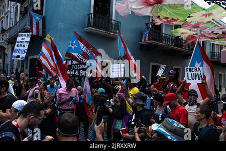 San Juan, Porto Rico. 25th août 2022. Manifestants près de la Fortaleza à San Juan, Porto Rico sur 25 août 2022. La compagnie d'énergie Luma a pris le contrôle du réseau énergétique portoricain en 2020, avec des coupures de courant en hausse et des prix en hausse depuis. (Photo de Collin Mayfield/Sipa USA) crédit: SIPA USA/Alay Live News Banque D'Images