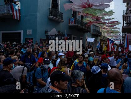 San Juan, Porto Rico. 25th août 2022. Manifestants près de la Fortaleza à San Juan, Porto Rico sur 25 août 2022. La compagnie d'énergie Luma a pris le contrôle du réseau énergétique portoricain en 2020, avec des coupures de courant en hausse et des prix en hausse depuis. (Photo de Collin Mayfield/Sipa USA) crédit: SIPA USA/Alay Live News Banque D'Images