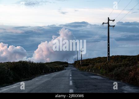 Route de campagne ER110 au-dessus du niveau des nuages dans les montagnes de Madère, menant directement vers l'horizon Banque D'Images