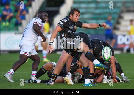 Rhodri Williams de Dragons Rugby, le ballon clair Banque D'Images