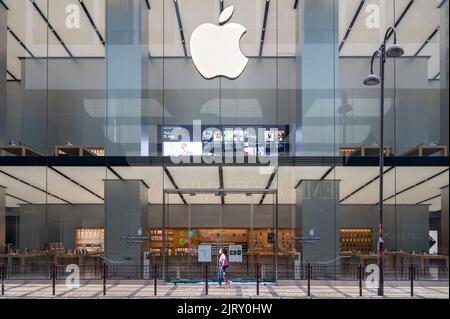 Hong Kong, Chine. 25th août 2022. Un piéton passe devant la société de technologie multinationale américaine Apple Store et le logo à Hong Kong. (Credit image: © Budrul Chukrut/SOPA Images via ZUMA Press Wire) Banque D'Images