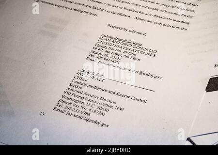 New York, États-Unis. 26th août 2022. 26 août 2022: New York, États-Unis: Le département de la Justice des États-Unis publie un affidavit fortement rédigé utilisé pour obtenir un mandat de perquisition pour la succession de l'ancien président Donald J. Trump à Mar-A-Lago, en Floride. Le FBI a attaqué le club de pays dans un effort pour obtenir des documents classifiés qui ont été pris par l'ancien président Trump et stockés dans le sous-sol et les coffres-forts de l'enceinte. Le mandat de perquisition, préparé par le procureur des États-Unis Juan Antonio Gonzalez, signé par Jay Bratt de la Section de la contre-espionnage et du contrôle des exportations de la Division de la sécurité nationale o Banque D'Images