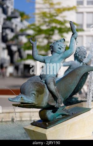 Cologne, Allemagne 25 août 2022: Fontaine de Gerling à cologne chérubin sur le dauphin par Arno Breker Banque D'Images