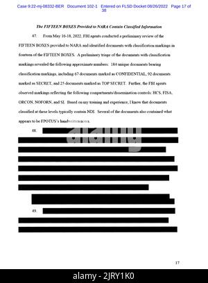 26 août 2022, Washington, District de Columbia, États-Unis : La page 17 de la version biffée d'un affidavit du ministère de la Justice des États-Unis soumis à un juge fédéral pour appuyer l'exécution d'un mandat de perquisition par le FBI dans la succession Mar-a-Lago de l'ancien président Donald Trump présente une liste des marquages de classification trouvés sur les documents retournés en 15 Des boîtes aux Archives nationales de Trump comprenant « 184 documents uniques portant des marques de classement, dont 67 documents marqués comme CONFIDENTIELS, 92 documents marqués comme SECRETS et 25 documents marqués comme TOP SECRET » après l'affidavit a été r Banque D'Images