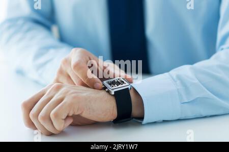 mains de l'homme avec code qr sur la montre intelligente Banque D'Images