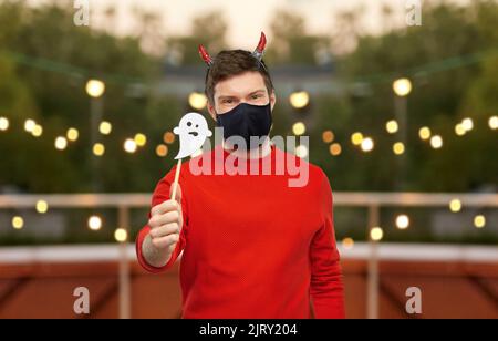 homme en costume d'halloween du diable et du masque Banque D'Images