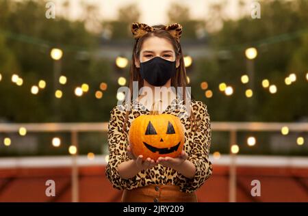femme en costume d'halloween et masque avec citrouille Banque D'Images