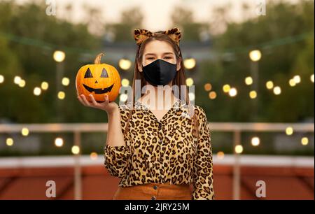 femme en masque noir et costume d'halloween Banque D'Images
