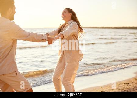 Heureux couple hugging on été plage Banque D'Images