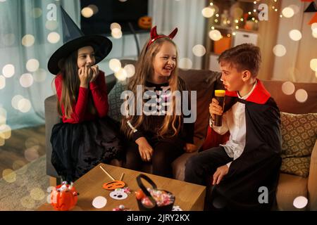 enfants en costumes d'halloween jouant à la maison Banque D'Images