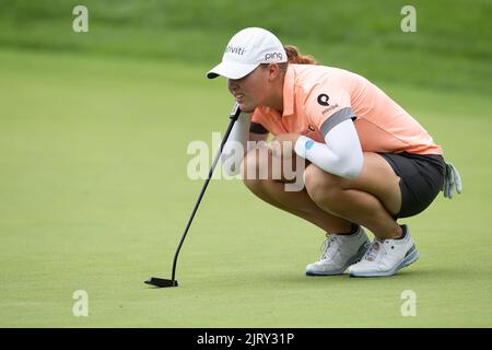 Ottawa, Canada. 26th août 2022. 26 août 2022 : Jennifer Kupcho, des États-Unis, a effectué un sondage sur le green 14th au cours de la deuxième ronde de l'Open pour femmes du CP, qui s'est tenue au club de chasse et de golf d'Ottawa, à Ottawa, au Canada. Daniel Lea/CSM crédit: CAL Sport Media/Alay Live News Banque D'Images