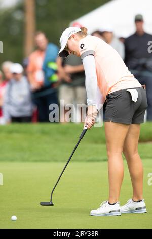 Ottawa, Canada. 26th août 2022. 26 août 2022 : Jennifer Kupcho, des États-Unis, a puisé le vert 17th au cours de la deuxième ronde de l'Open pour femmes du CP qui s'est tenue au club de chasse et de golf d'Ottawa, au Canada. Daniel Lea/CSM crédit: CAL Sport Media/Alay Live News Banque D'Images